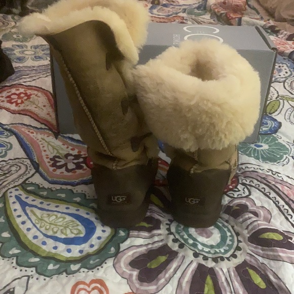 Distressed Brown Bailey Triplet Ugg Boots - Picture 4 of 8